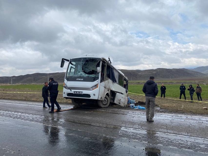 CEZAEVİ NAKİL ARACI DEVRİLDİ: 1'İ AĞIR 11 YARALI