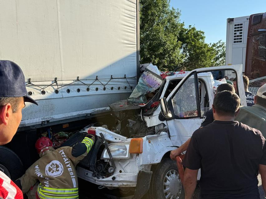 İzmir yolunda karpuz yüklü kamyonet tıra çarptı: 1’i ağır 2 yaralı