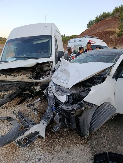 Minibüs ile otomobil çarpıştı: 5 yaralı