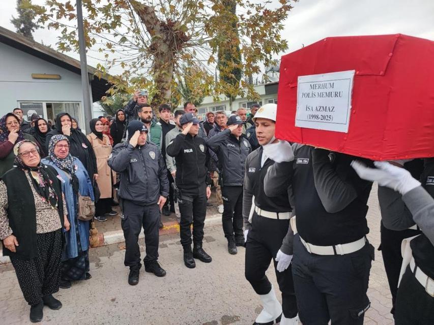 Lösemiye yenik düşen genç polisi 8 aylık kızı uğurladı