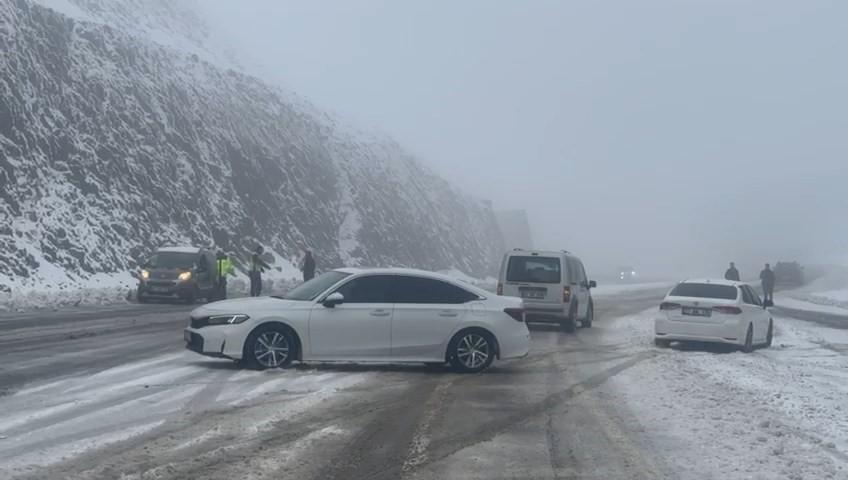 Kar yağışı etkili oldu, araçlar yolda kaldı
