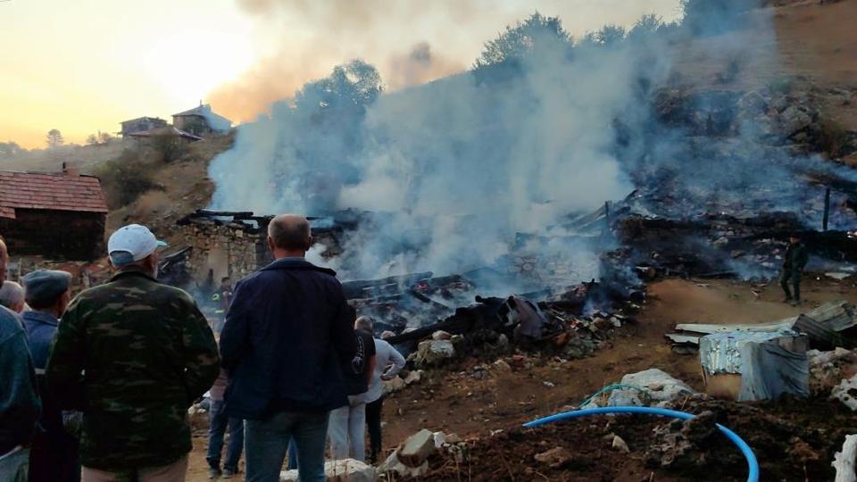Yangında 2 ev, 2 ahır ve 1 samanlık küle döndü