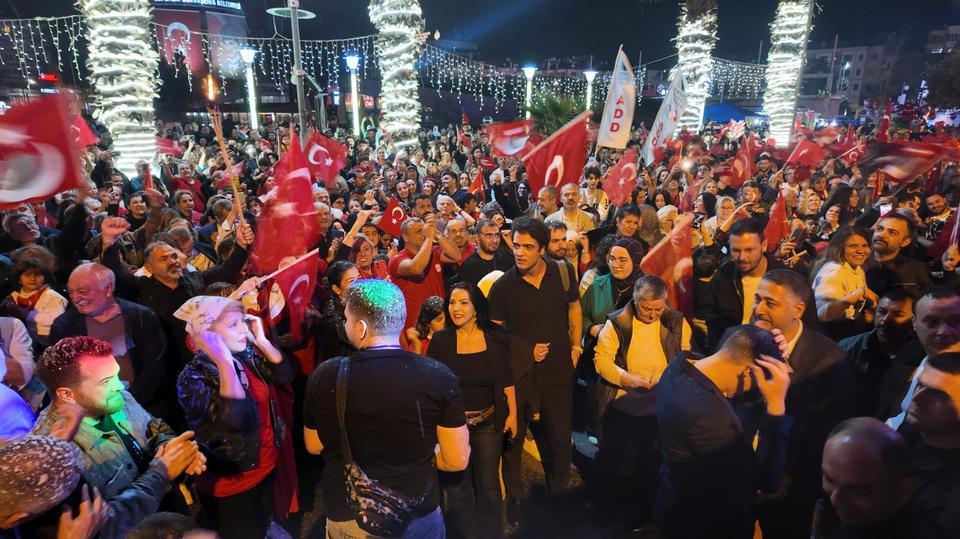 Efeler’de 29 Ekim coşkusu sokaklara taştı