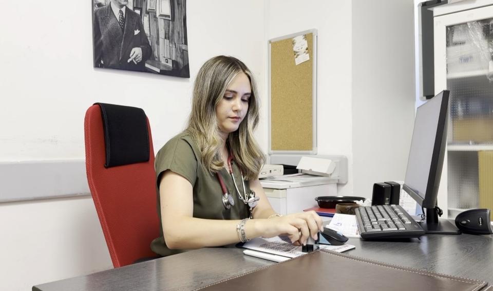 ANNE VE BABASININ GÖREV YAPTIĞI HASTANEDE DOKTOR OLDU: "EVDE PRENSESİMİZ, HASTANEDE DOKTOR HANIM" ÇOCUKLUĞUNDA HASTANEDE ÇALIŞAN ANNE VE BABASINI ZİYARET ETTİĞİ KORİDORLARA HEKİM OLARAK DÖNDÜ SAĞLIK MEMURU BABA, HEMŞİRE ANNESİNİN GÖREV YAPTIĞI HASTANEDE PRATİSYEN HEKİM OLARAK GÖREVE BAŞLADI PRATİSYEN HEKİM EYLÜL UÇAL: "HASTANEDE İÇİMDEN ANNECİM, BABACIM DEMEK ÇOK GEÇİYOR AMA KENDİMİ DURDURUYORUM. İSA BEY, FATMA HANIM DİYE HİTAP EDİYORUM AMA HASTANEDEN ÇIKTIĞIM ANDA TABİİ Kİ BABACIĞIM, ANNECİĞİM" ANNE VE BABASI: "EV PRENSESİMİZ, HASTANEDE KENDİSİNE TABİİ Kİ DOKTOR HANIM DİYORUZ"