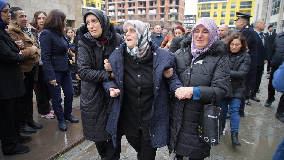 GÖREV ARKADAŞLARININ EN ZOR GÜNÜ: ÖLDÜRÜLEN POLİS ARKADAŞINI GÖZYAŞLARIYLA UĞURLADILAR MESLEKTAŞININ SİLAHIYLA VURULAN POLİS EDİRNE'DE TÖRENLE UĞURLANDI