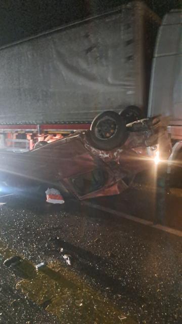 Direksiyon hakimiyetini kaybeden otomobil karşı şeride uçtu