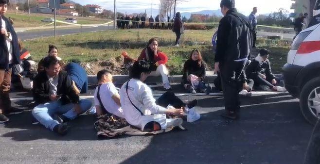 TAYLANDLI TURİSTLER ÖLÜMDEN DÖNDÜ: 4'Ü AĞIR 20 YARALI KAVŞAKTA OTOMOBİLLE ÇARPIŞAN TUR OTOBÜSÜ YÖN LEVHASINI DEVİRDİ: