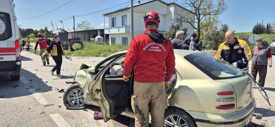 Otomobiller çarpıştı: 6 yaralı