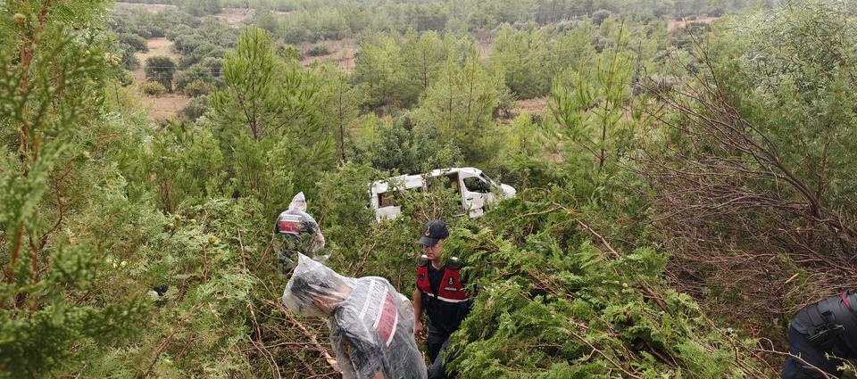 Yolcu minibüsü şarampole yuvarlandı: Çok sayıda kişi yaralı