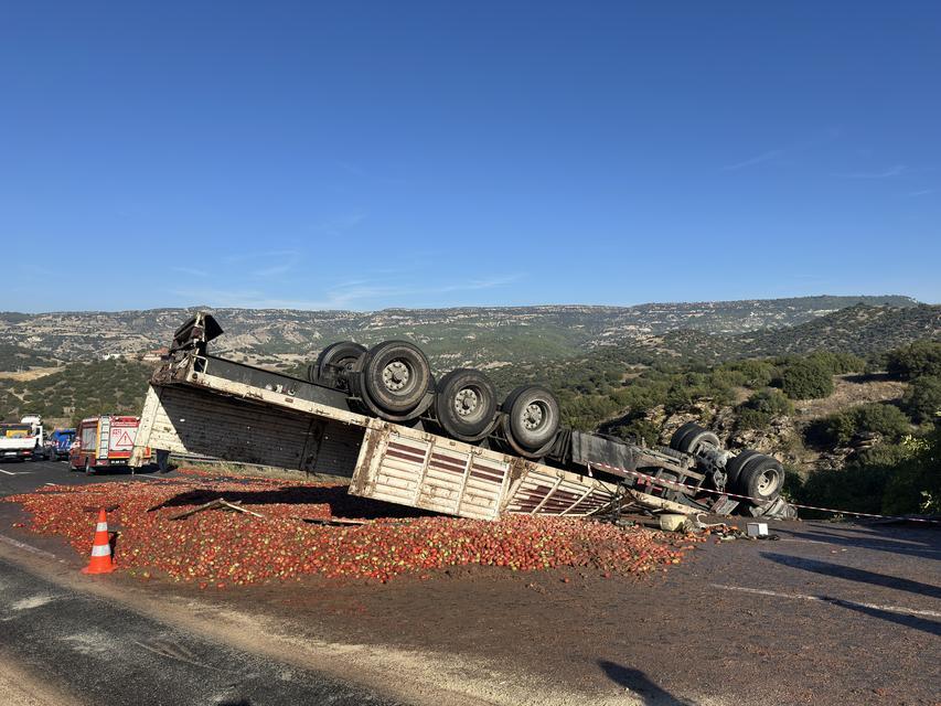 UŞAK'TA DOMATES YÜKLÜ TIR DEVRİLDİ: 1 ÖLÜ