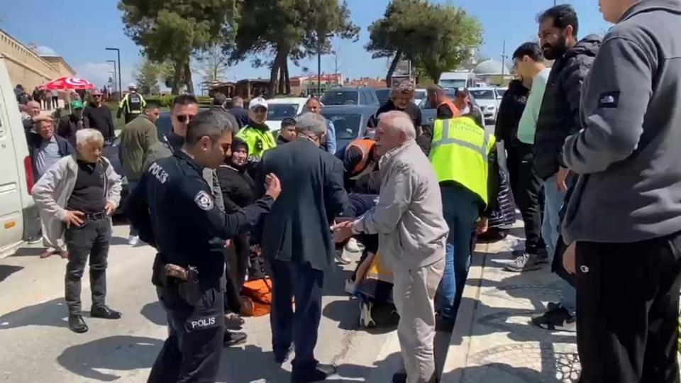 Kocası gaza basınca eşi aracın altında kaldı