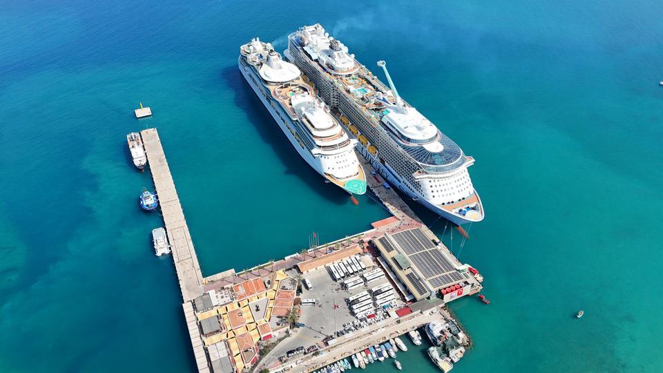 Kuşadası'na iki kruvaziyerle 6 bin 409 turist geldi