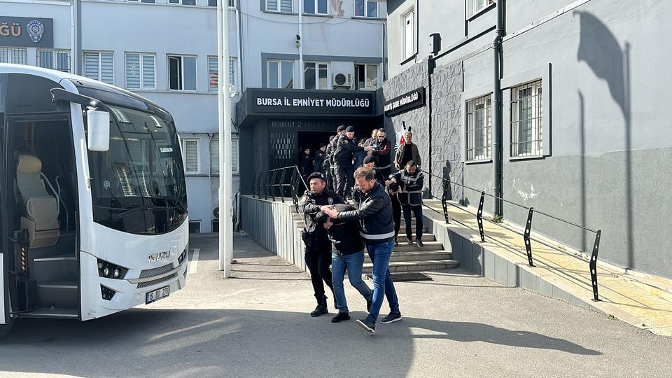 BURSA'DA FUHUŞ ÇETESİNE ŞAFAK VAKTİ OPERASYON: 19 TUTUKLAMA DÜNYA KADINLAR GÜNÜ'NDE ÇÖKERTİLEN FUHUŞ ÇETESİ ÜYESİNDEN 19'U TUTUKLANDI OPERASYON ANLARINA AİT YENİ GÖRÜNTÜLER ORTAYA ÇIKTI