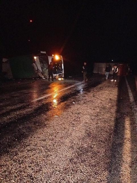 İtfaiye aracı, yardım için gittiği tıra çarptı: 1'i ağır 2 yaralı