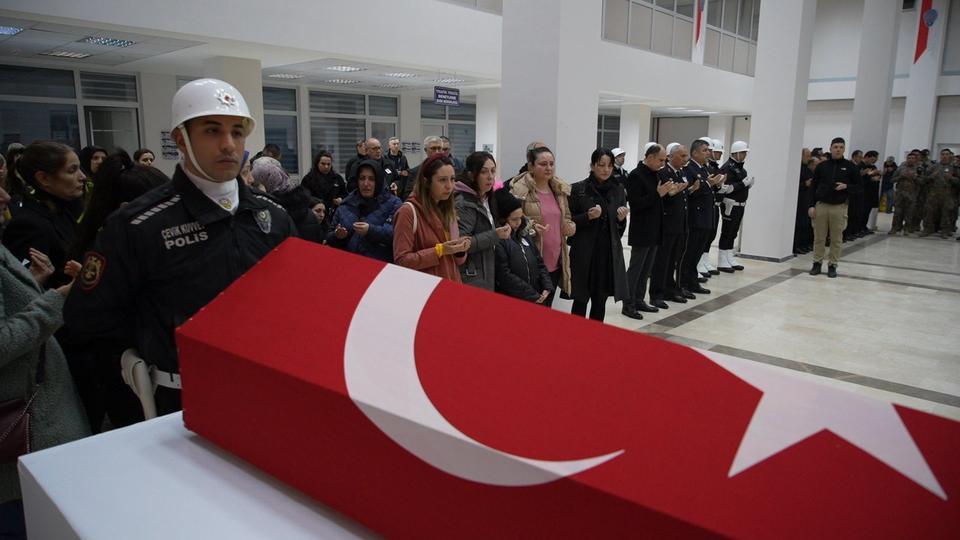 GÖREV ARKADAŞLARININ EN ZOR GÜNÜ: ÖLDÜRÜLEN POLİS ARKADAŞINI GÖZYAŞLARIYLA UĞURLADILAR MESLEKTAŞININ SİLAHIYLA VURULAN POLİS EDİRNE'DE TÖRENLE UĞURLANDI