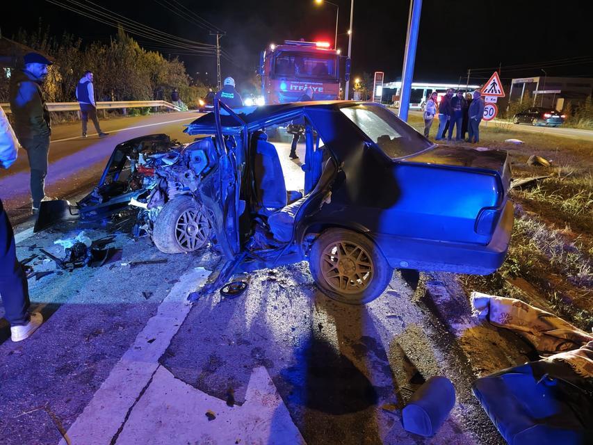 Otomobil aydınlatma direğine çarptı: 1 yaralı