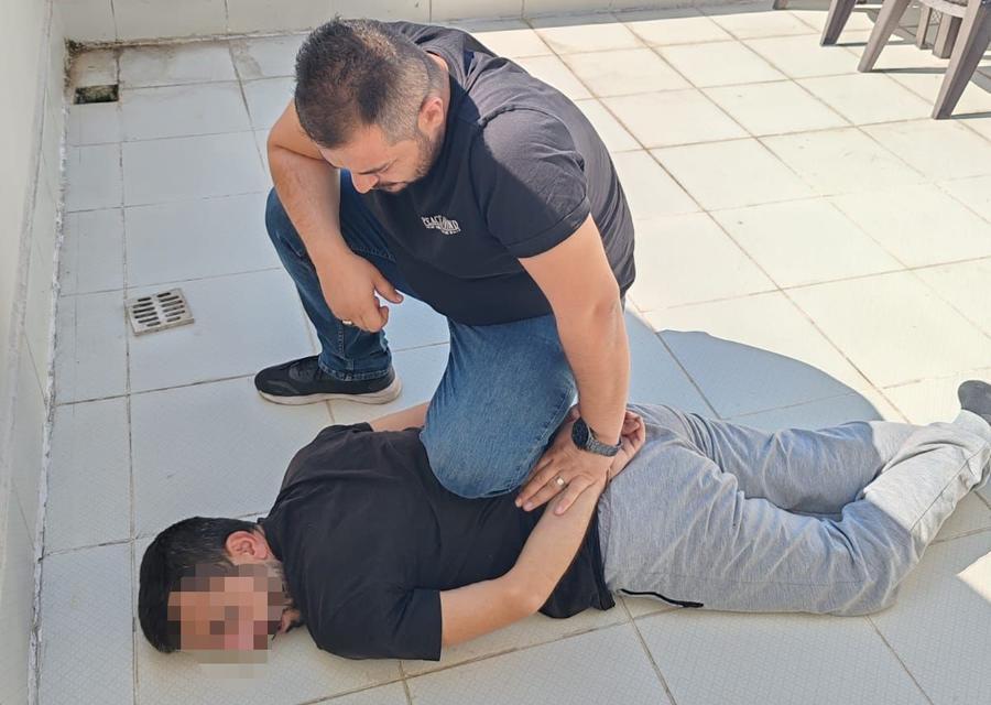 ÇATIDAN ÇATIYA ATLAYAN ŞÜPHELİYİ POLİS KARŞILADI 13 YIL HAPİS CEZASI OLAN HIRSIZLIK HÜKÜMLÜSÜ OPERASYONLA YAKALANDI