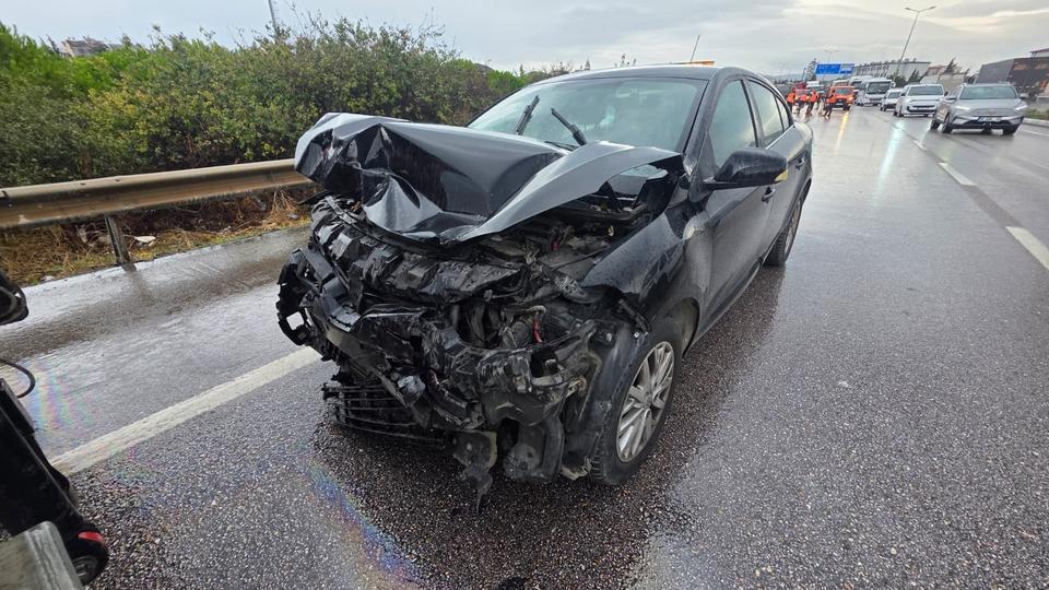 Rüzgar gülü gövdesi taşıyan tıra otomobil arkadan çarptı 4 yaralı