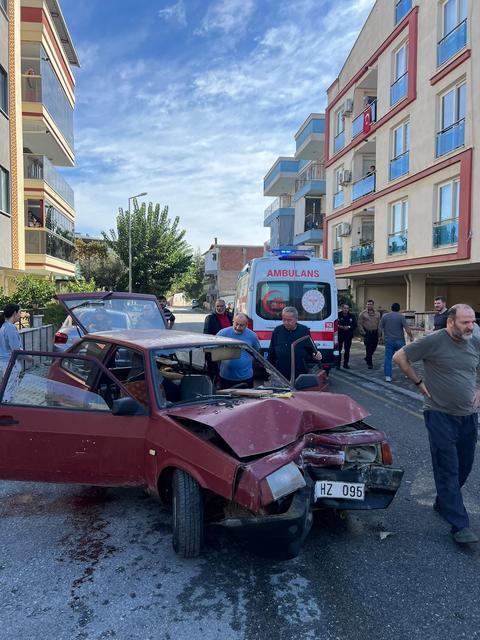 Aydın’da otomobil aydınlatma direğine çarptı: 2 yaralı