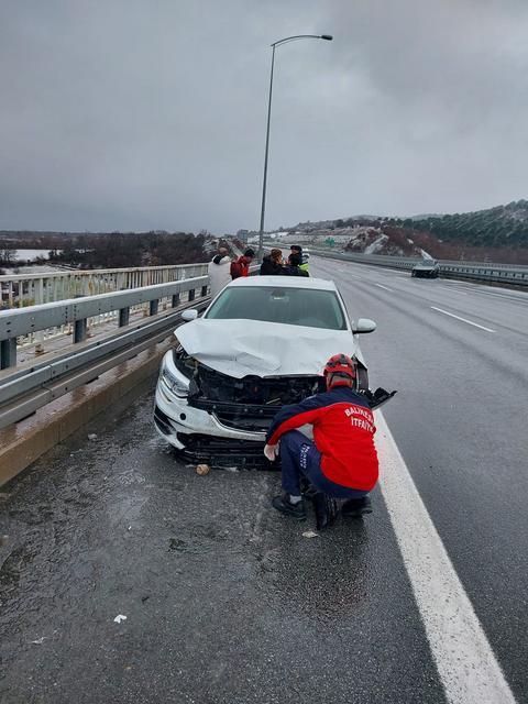 BALIKESİR'DE İSTANBUL-İZMİR OTOYOLU'NDA PEŞ PEŞE KAZA: 2 YARALI