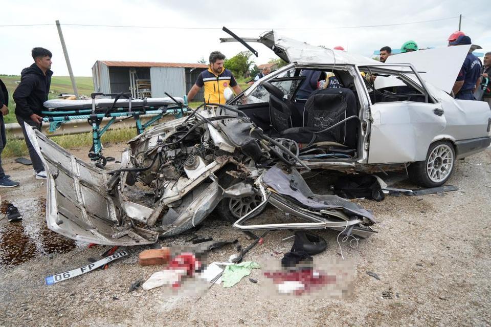 Otomobiller çarpıştı: 2 ölü, 7 yaralı