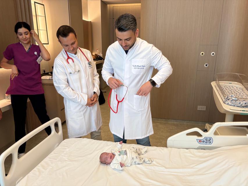 İZMİR'DE 540 GRAM OLARAK DÜNYAYA GELEN BEBEK, HAYATA TUTUNDU