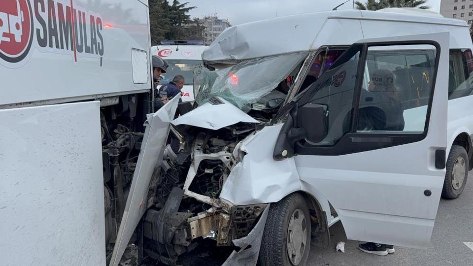 Minibüs, hafif ticari araç ve otobüse çarptı: 7 yaralı
