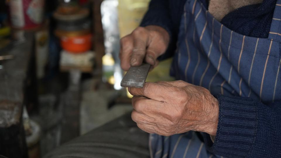 GAZİANTEP'İN 86 YAŞINDAKİ TENEKE USTASI, 66 YILDIR MESLEĞİNİ İCRA EDİYOR 3 METREKARELİK DÜKKANINDA YAPTIĞI ÜRÜNLERİ YURT DIŞINA SATIYOR