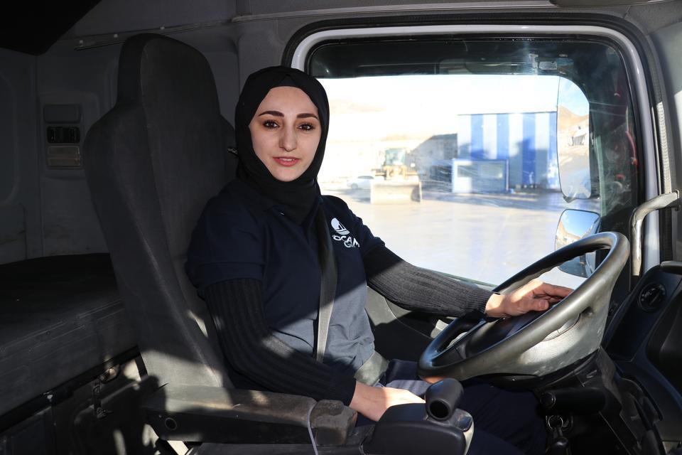 'KADINSIN YAPAMAZSIN' DEDİLER, ŞİMDİ TIR ŞOFÖRLÜĞÜ YAPIYOR