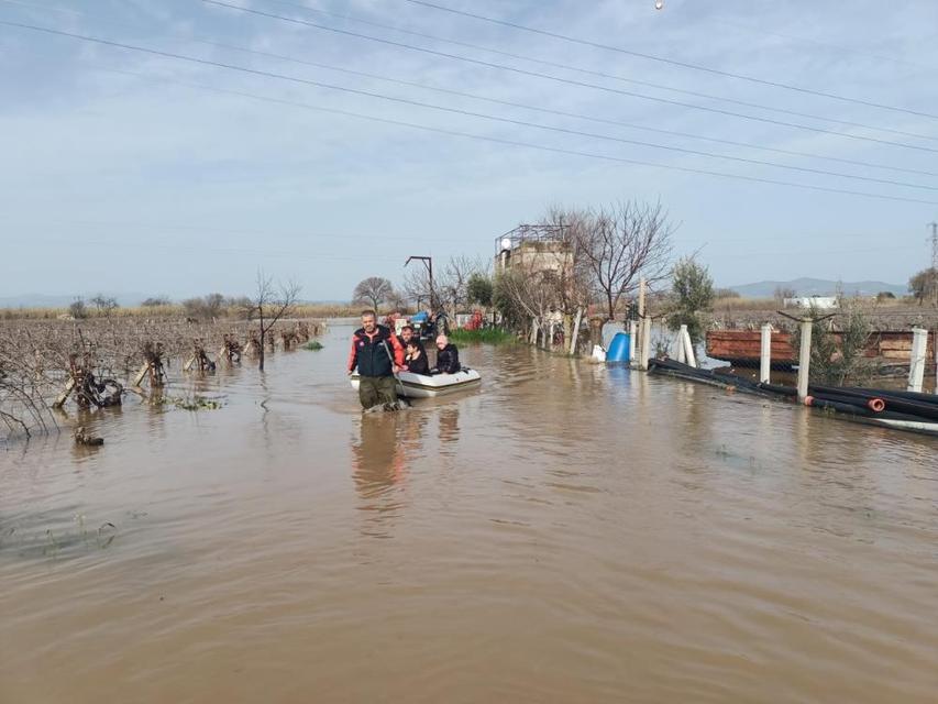 Sağanak yağış evleri sular altında bıraktı: Mahsur kalanlar kurtarıldı