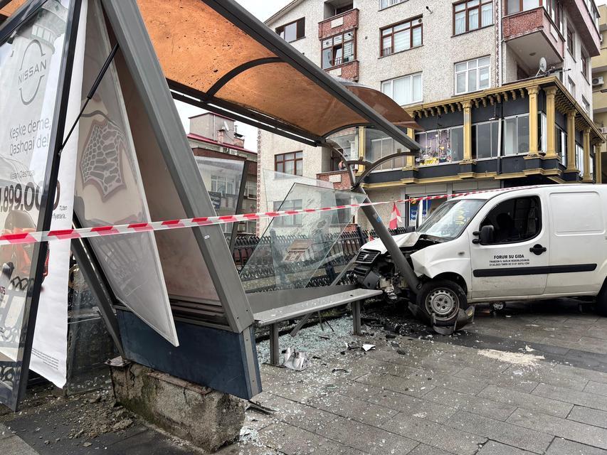 El freni çekilmeyen araç otobüs durağına çarptı