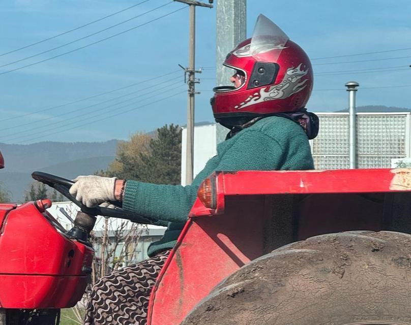 Motosiklet kaskıyla traktör kullanan kadın dikkat çekti