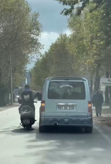 Trafikte tehlikeli anlar: Sohbet etmek için seyir halindeki araca yaslandı