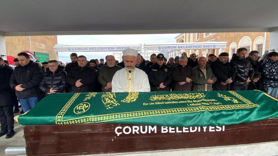 Gazeteci Cüneyt Özdemir’in annesi toprağa verildi