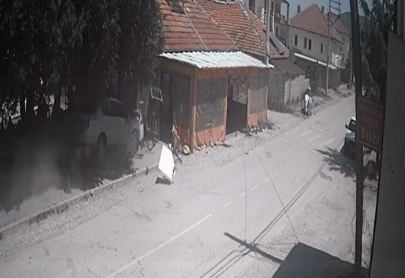 Otomobil kıraathaneye daldı: 1 ölü, 1 yaralı