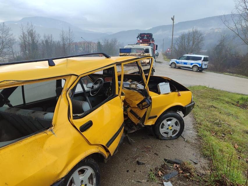 Otomobil demir bariyere çarptı