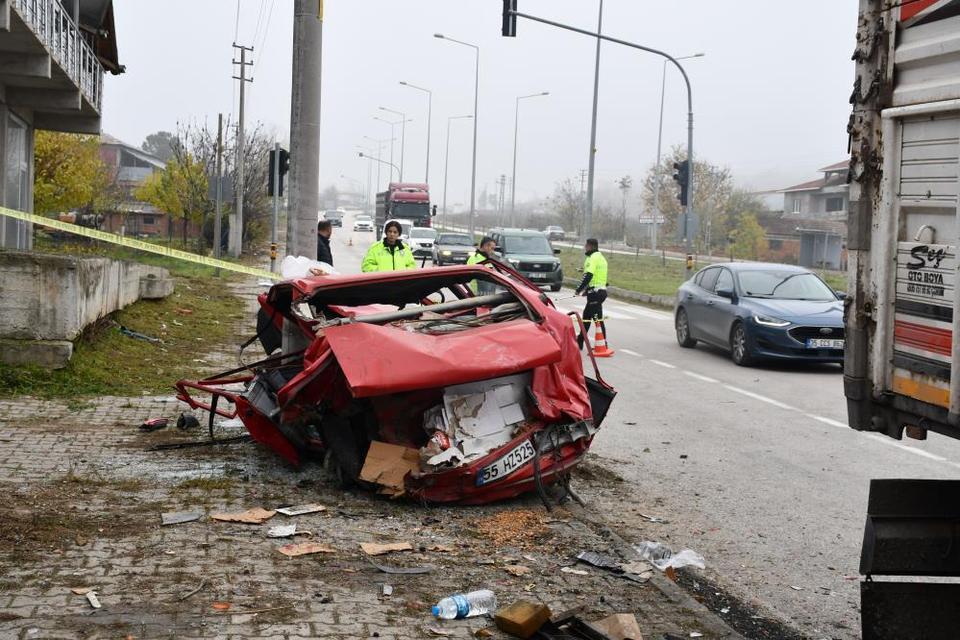 Kamyonun çarptığı Tofaş kağıt gibi katlandı: 4 yaralı