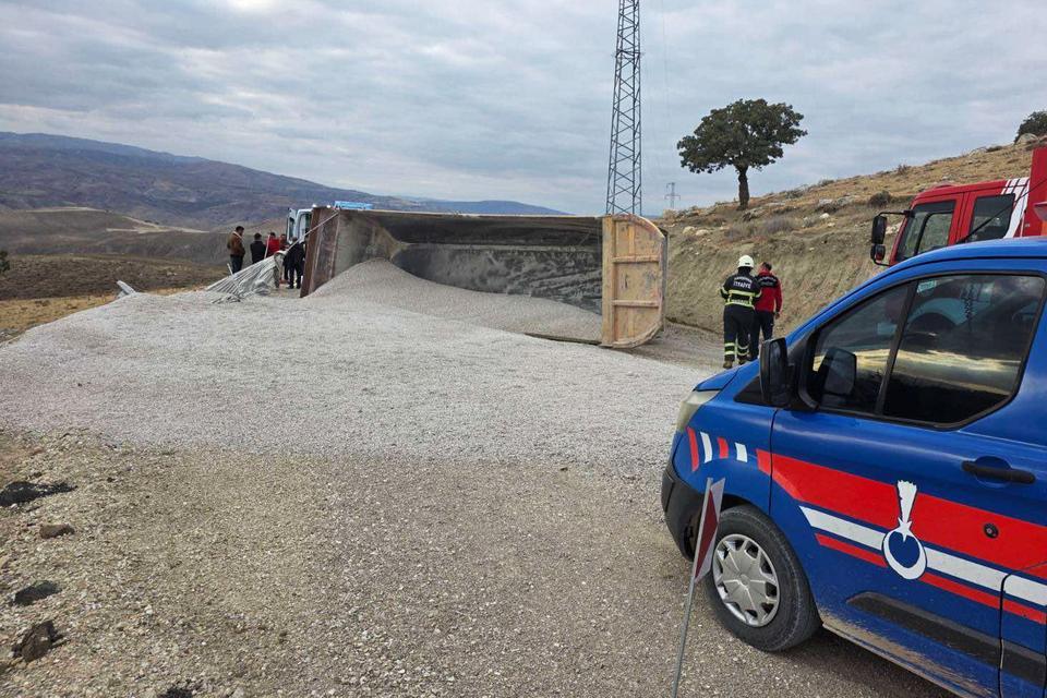 Mıcır kamyonu devrildi