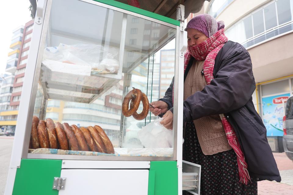EVİN GEÇİMİNE KATKI İÇİN BAŞLADI, 58 YAŞINDA 'SİMİTÇİ TEYZE' OLDU