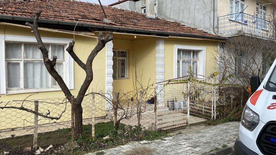 ARKADAŞINI BALTA İLE ÖLDÜRDÜ, EVİN ÖNÜNE ÇIKIP 'ADAM ÖLDÜRDÜM' DİYE BAĞIRDI