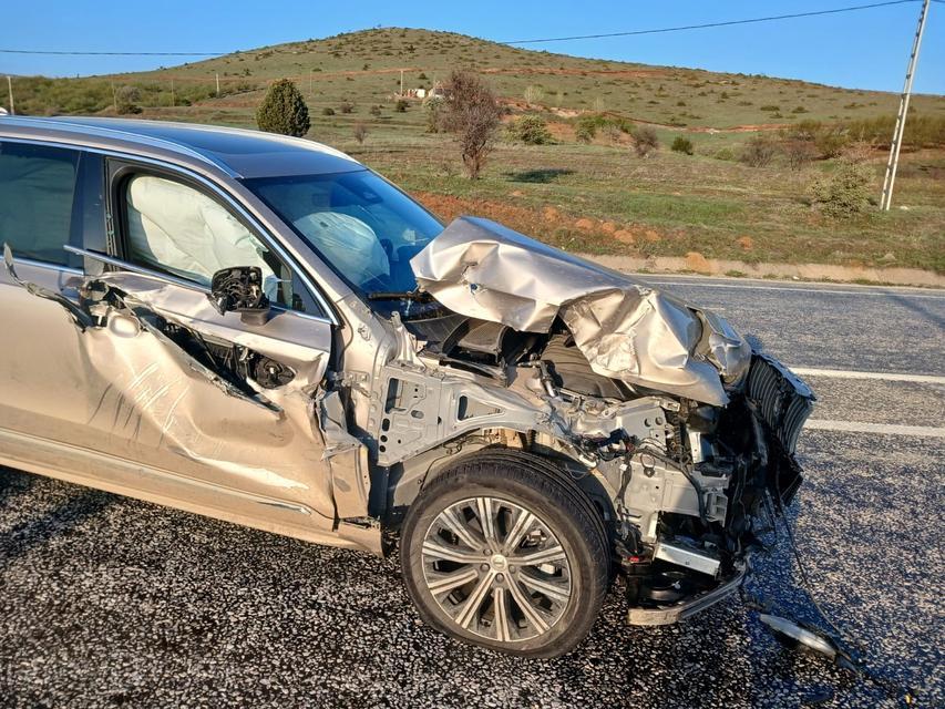 TRAKTÖRE ARKADAN ÇARPAN OTOMOBİLDE SÜRÜCÜ YARALANDI