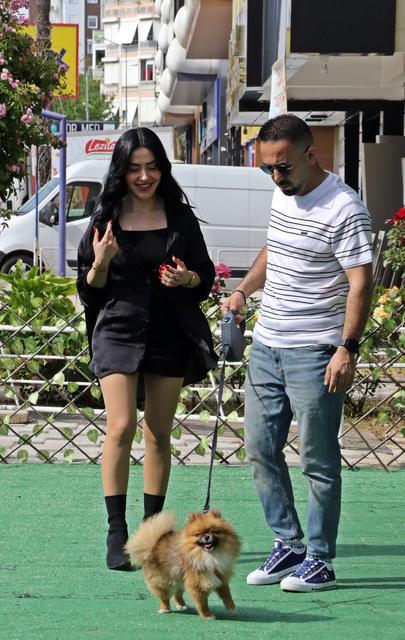 GÜZELLİK YARIŞMASINDA BİRİNCİ SEÇİLİP KAYBOLAN KÖPEK BULUNDU, SAHİPLERİ SEVİNCE BOĞULDU SAHİPSİZ SANIP ALAN KİŞİ TARAFINDAN BULUNAN KÖPEK, POLİS MERKEZİNDEN TESLİM ALINDI KÖPEĞİN SAHİBİ FAZIL BİLDİK: "KAYBOLDUĞU GECE HİÇ UYUMAMIŞ. ÇOK SEVİNÇLİYİM. O BENİM HER ŞEYİM" KÖPEĞİ BESLEYENLERDEN ÜLKÜ ASENA VARSAK: "2 GÜN BOYUNCA ÇOK ÜZÜLDÜK, CİĞERLERİMİZ PARÇALANMIŞTI"
