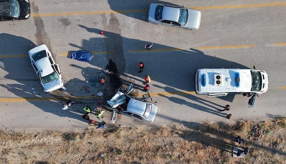 Otomobiller kafa kafaya çarpıştı: Sürücüler hayatını kaybetti