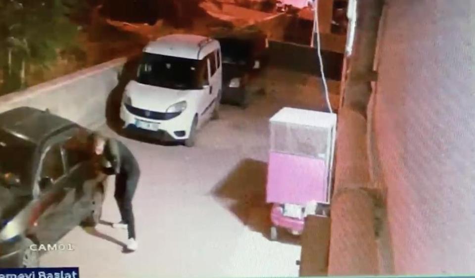 Elindeki bıçakla park halindeki araçların lastiklerini tek tek patlattı
