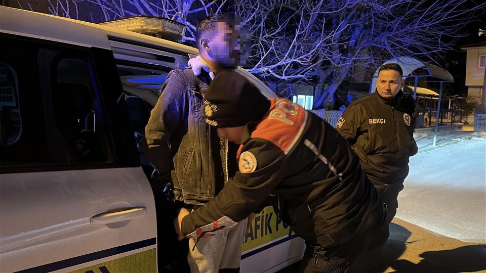 Üçüncü kez alkolden yakalanmamak için polisin üstüne araç sürüp kaçtı, yarım milyon lira ceza yedi