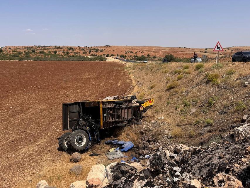 Traktör devrildi: 2 ölü