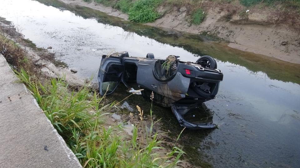 Kontrolden çıkan araç kanala uçtu