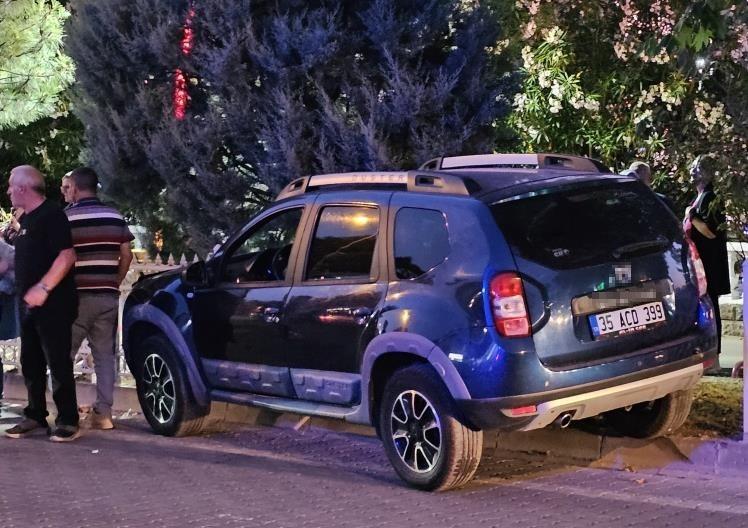 FENALAŞAN CİP SÜRÜCÜSÜ DEMİR KORKULUKLARA ÇARPTI