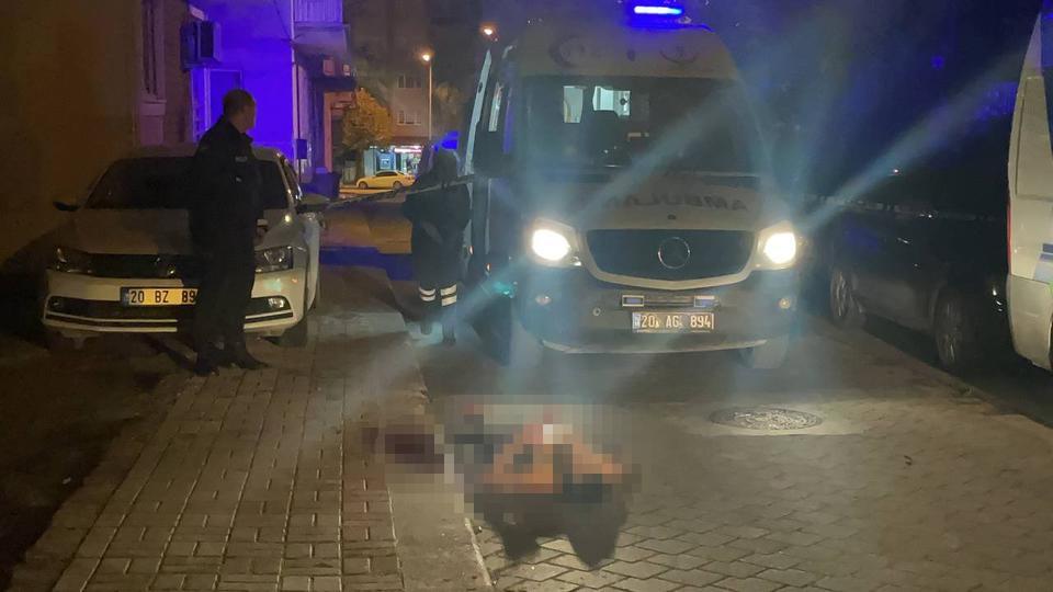 EVİNDE BIÇAKLANAN GENÇ SON NEFESİNİ SOKAK ORTASINDA VERDİ BIÇAKLANDIKTAN SONRA YARI ÇIPLAK HALDE SOKAĞA ÇIKIP YARDIM İSTEYEN GENÇ HAYATINI KAYBETTİ