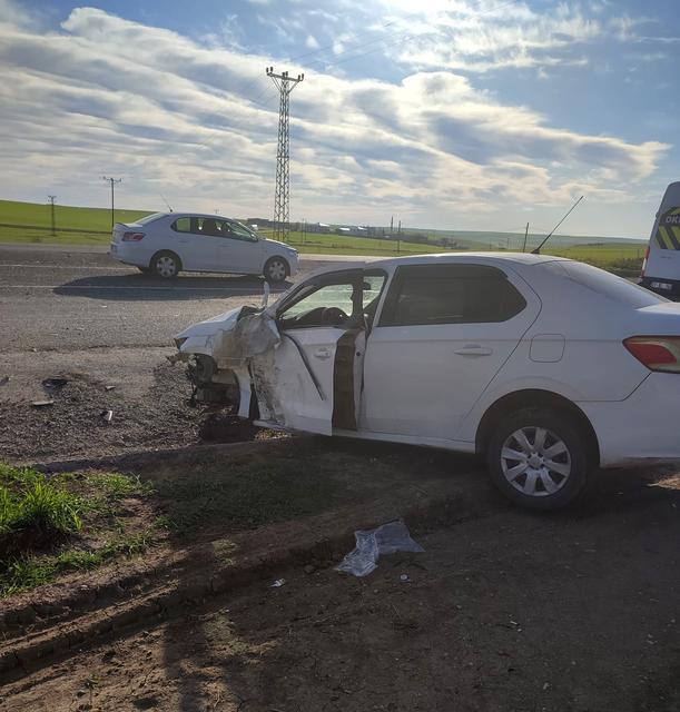 Otomobil ile minibüs çarpıştı: 7 yaralı